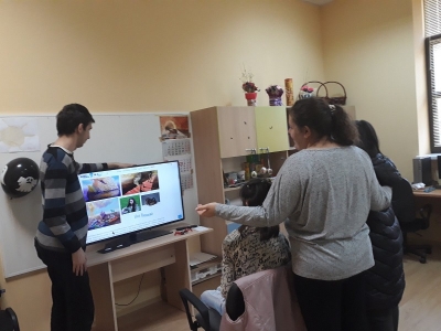 Картини на художниците със слухова загуба вдъхновиха децата от бургаския Център за социална рехабилитация и интеграция